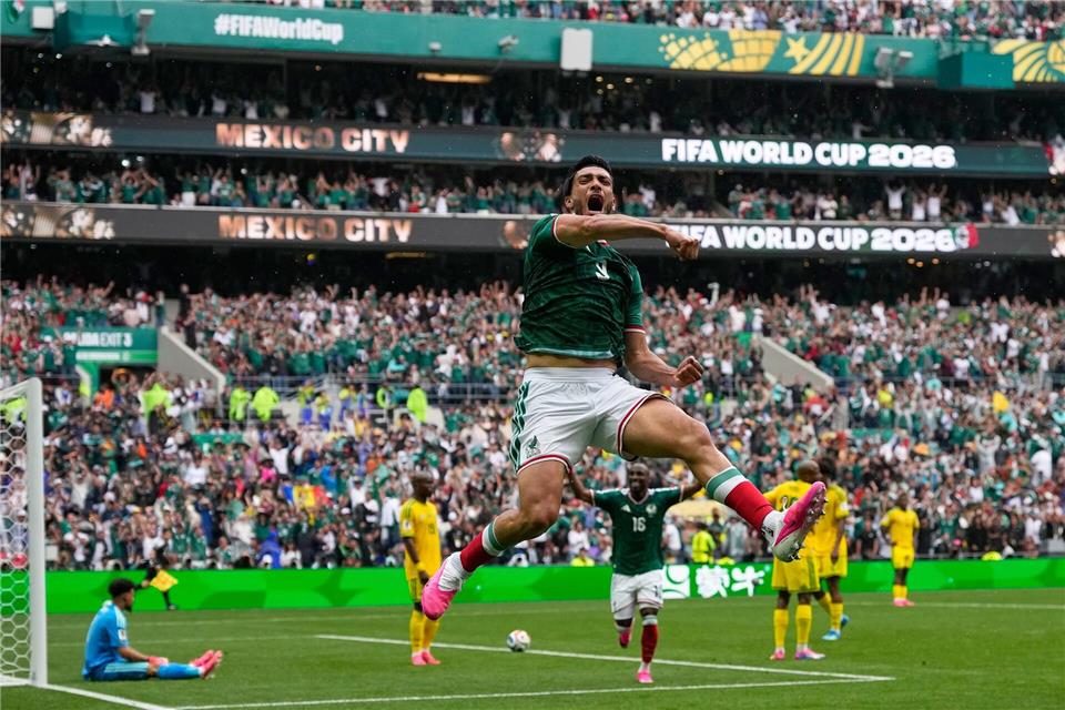 Raúl Jiménez nach seinem Tor zum 2:0.Natacha Pisarenko/AP/dpa