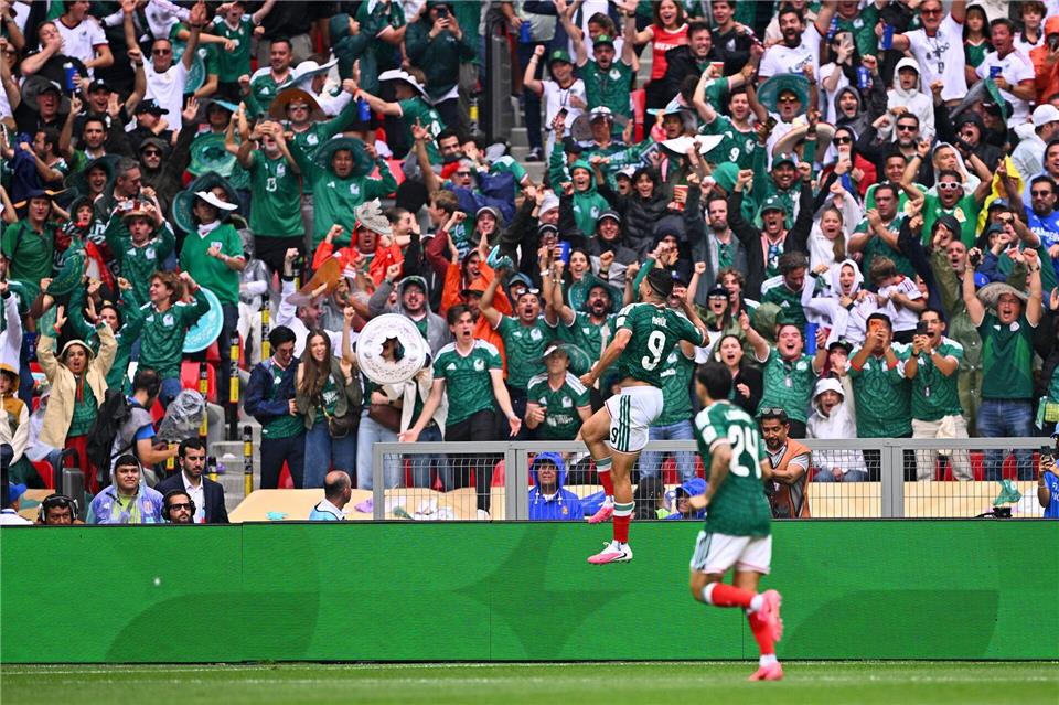 Raúl Jiménez von Mexiko bejubelt sein Tor zum 2:0 beim Eröffnungsspiel zwischen Mexiko und Südafrika im Aztekenstadion in Mexiko-Stadt.Tom Weller/dpa