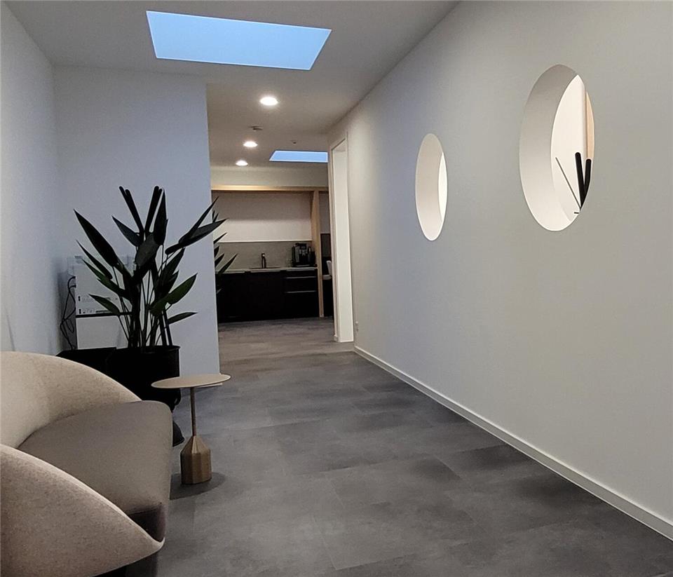 Raum für Austausch auf dem Sofa, im Aufenthaltsbereich oder beim Durchblick in die Büros.