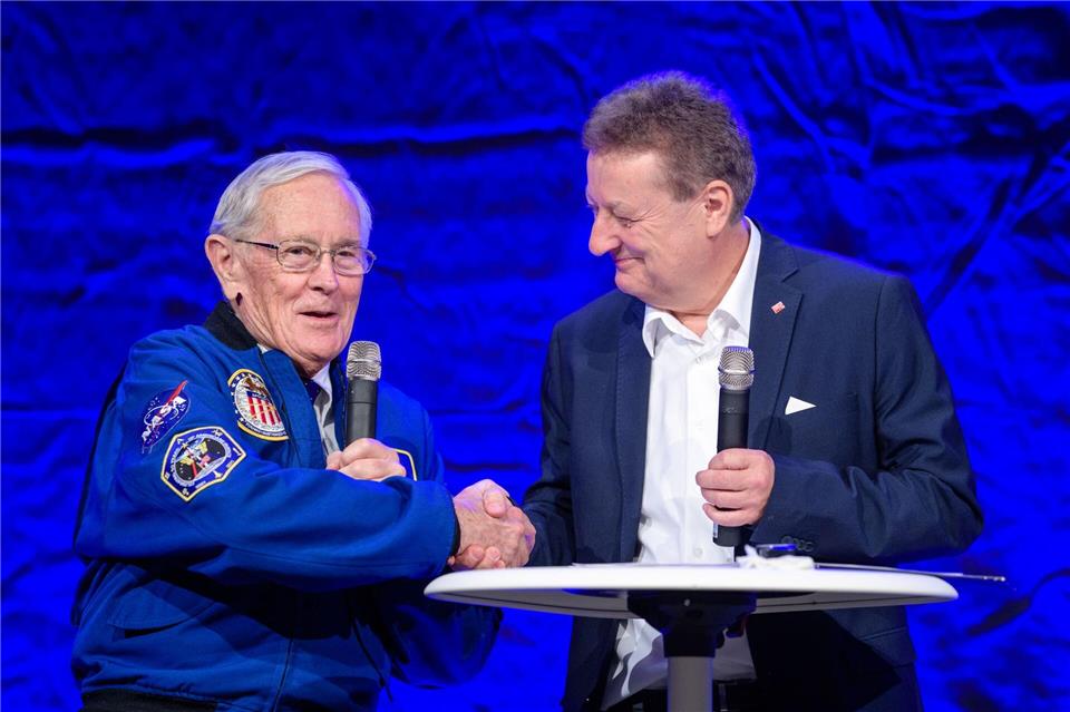 Raumfahrt ist ein besonderes Thema - hier US-Astronaut Charlie Duke mit Museumschef Heckl. (Archivbild)Matthias Balk/dpa