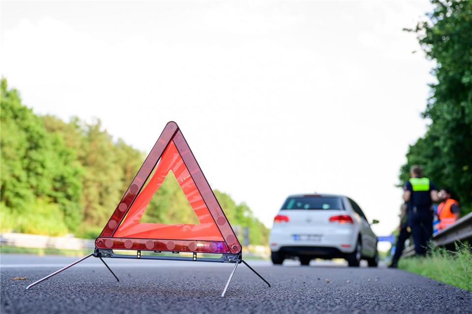 Raus aus der Gefahrenzone: Nach einem Unfall oder einer Panne bringen sich Betroffene möglichst schnell aber umsichtig in Sicherheit.picture alliance/dpa