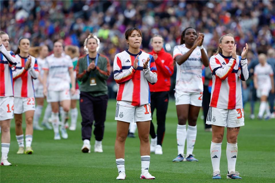 Raus mit Applaus: die Bayern-Frauen mit Momoko Tanikawa (Vordergrund) in Barcelona. Joan Monfort/AP/dpa