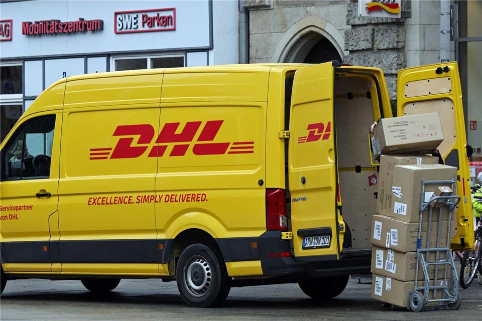 Raus mit den Paketen und ab zu den Empfängern: ein DHL-Transporter im Einsatz. (Archivbild)Martin Schutt/dpa