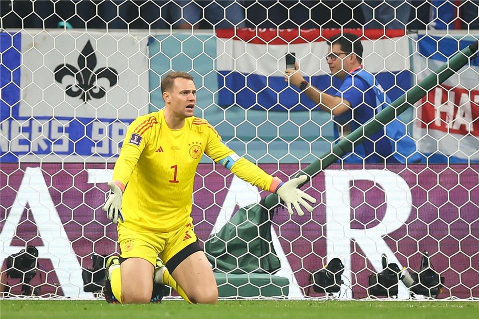 Raus ohne Applaus: Kapitän Manuel Neuer 2022 beim Vorrunden-Aus. (Archivbild) Christian Charisius/dpa