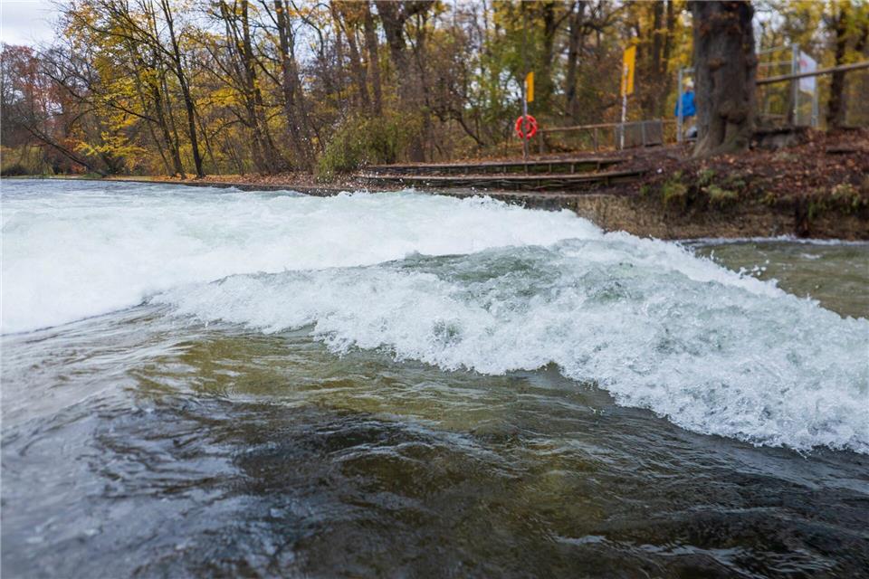 Rauschendes Wasser ohne Welle - kann Kies sie zurückbringen? (ArchivbildPeter Kneffel/dpa