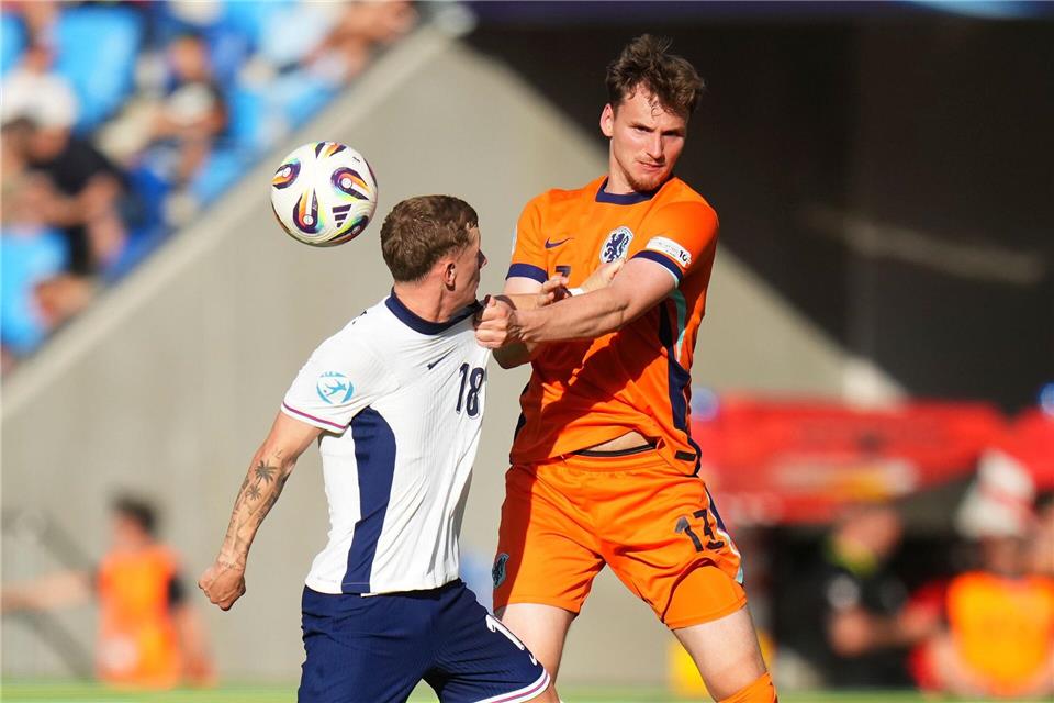 Rav van den Berg (l) ist der zehnte Neuzugang des 1. FC Köln.Petr David Josek/AP/dpa