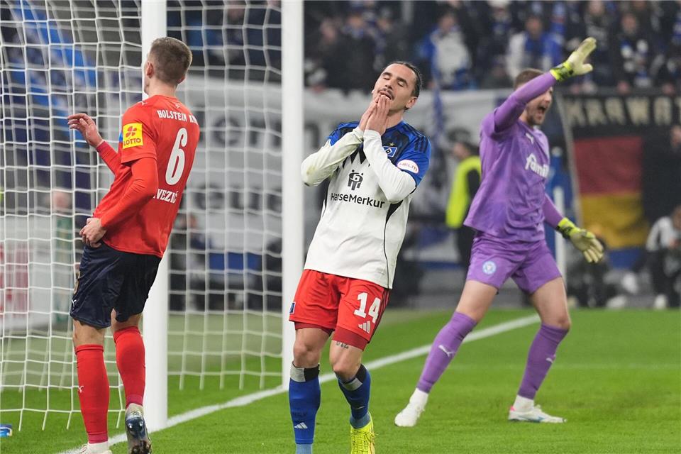 Rayan Philippe vom HSV fasst sich ins Gesicht. Marcus Brandt/dpa