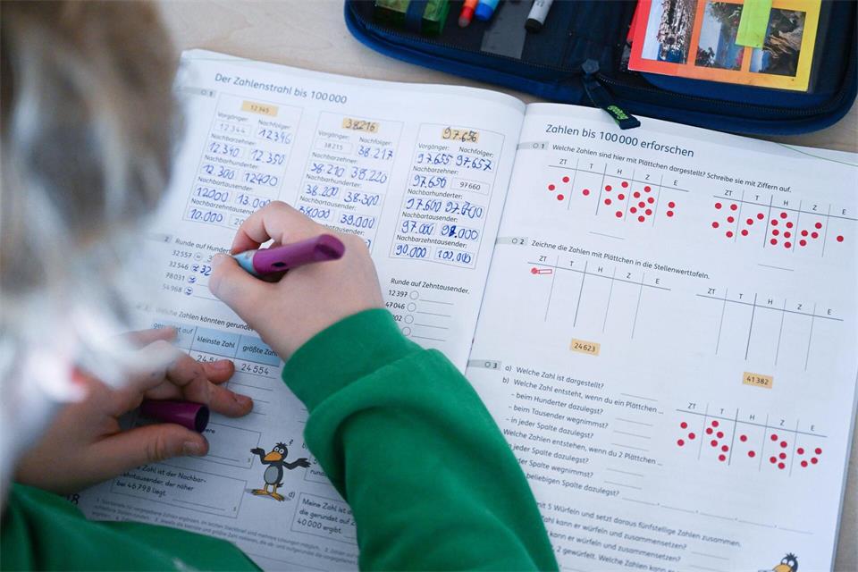 Reagieren Kinder mit Unlust oder versuchen, alles zu vermeiden, was mit Rechnen zu tun hat, kann eine Dyskalkulie dahinterstecken.picture alliance/dpa