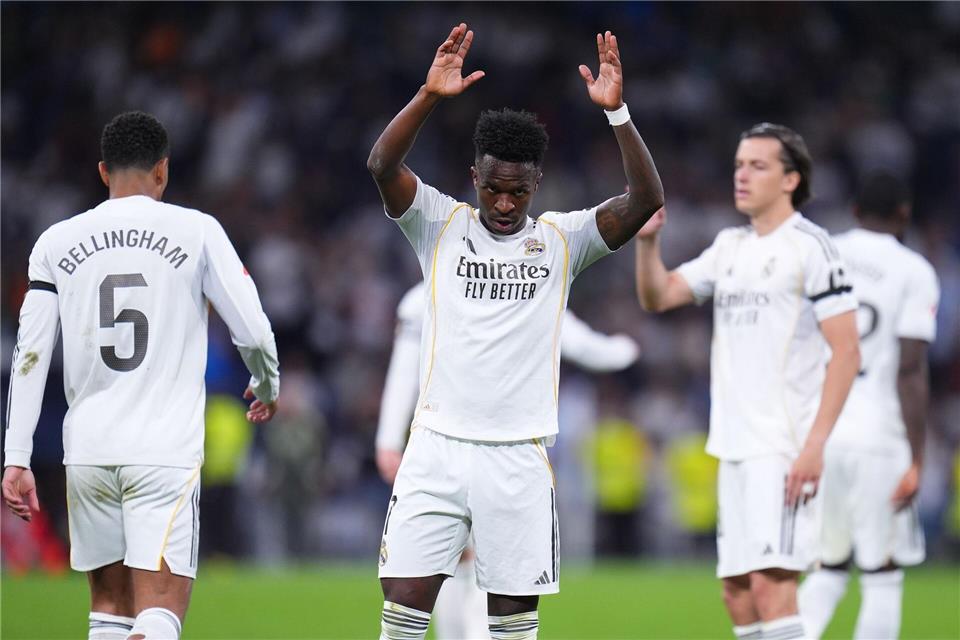 Real Madrid Vinícius Júnior jubelt nach seinem Treffer gegen CD Alaves.Manu Fernandez/AP/dpa