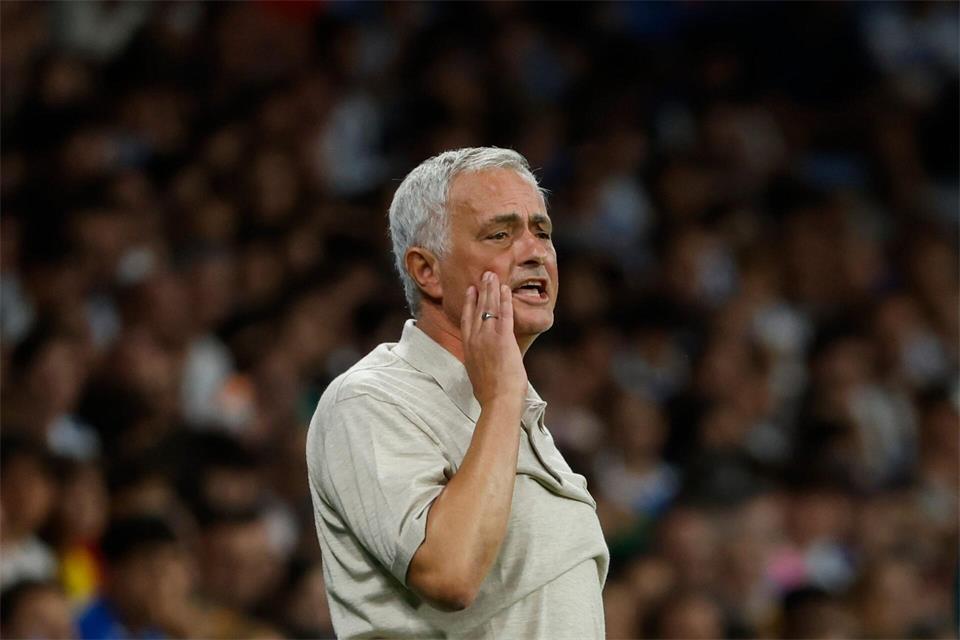 Real Madrids Cheftrainer José Mourinho stärkt seinem Offensivstar Vinícius Júnior den Rücken. Joan Monfort/AP/dpa