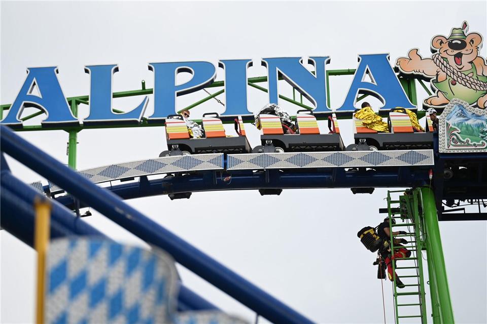 Reale Einsätze der Höhenretter gab es in der jüngsten Vergangenheit auf der Rheinkirmes nicht.Celine Frohnapfel/dpa