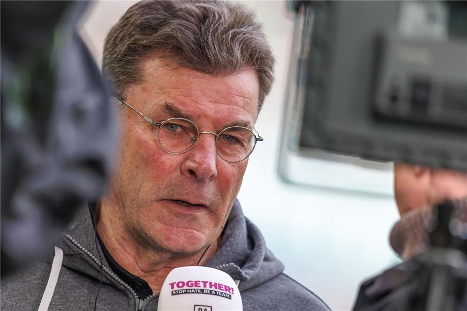 Realistisch, dennoch hoffnungsfroh: Wolfsburgs Trainer Dieter Hecking.(Archivbild)Andreas Gora/dpa