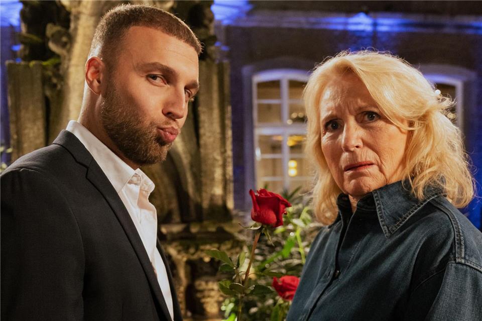 Realitystar Filip Pavlović und Satirikerin Maren Kroymann haben zusammen gedreht.ARD Degeto Film/Niels-Jonas Simo