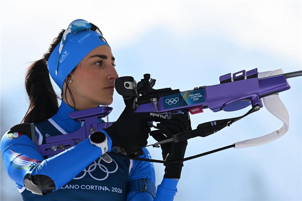Rebecca Passler nimmt am Schießstand Maß - aber nur im Training.Hendrik Schmidt/dpa