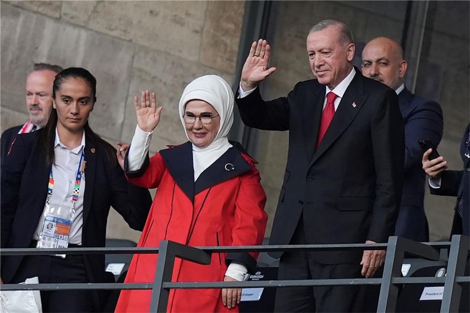Auch Özil beim EM-Spiel der Türkei gegen die Niederlande Recep Tayyip Erdogan (2.v.r), Präsident der Türkei, und seine Frau Emine Erdogan winken vor dem Spiel auf der Tribüne.