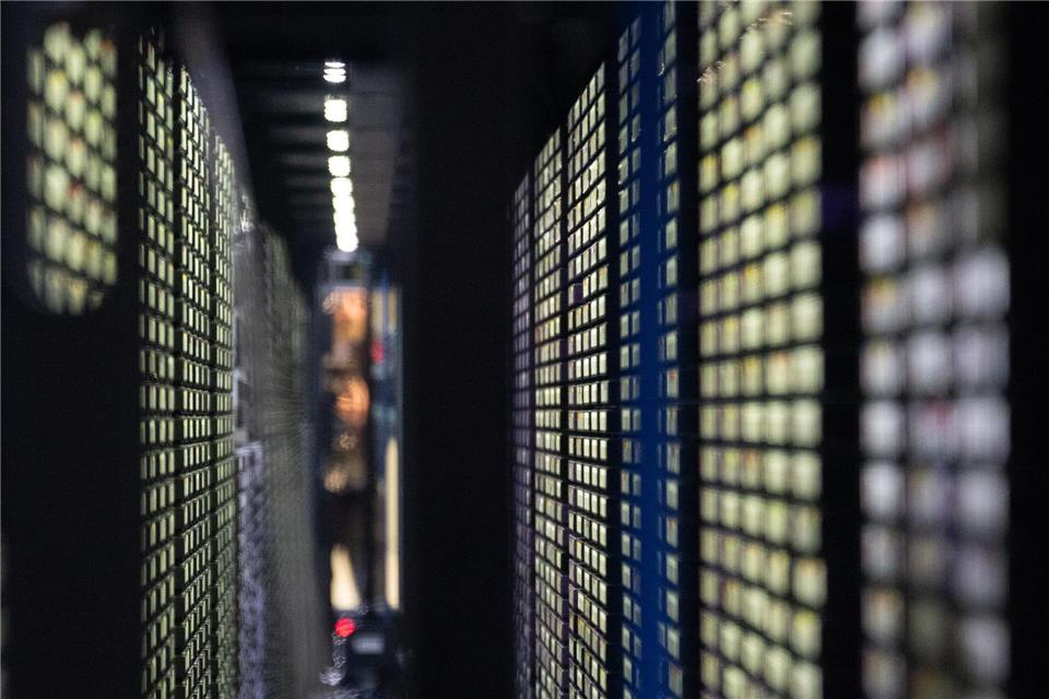 „Kritische Infrastruktur“ - Startschuss für Rechenzentrum Rechenzentren gelten als das digitale Rückgrat der modernen Gesellschaft. (Symbolbild)Marijan Murat/dpa