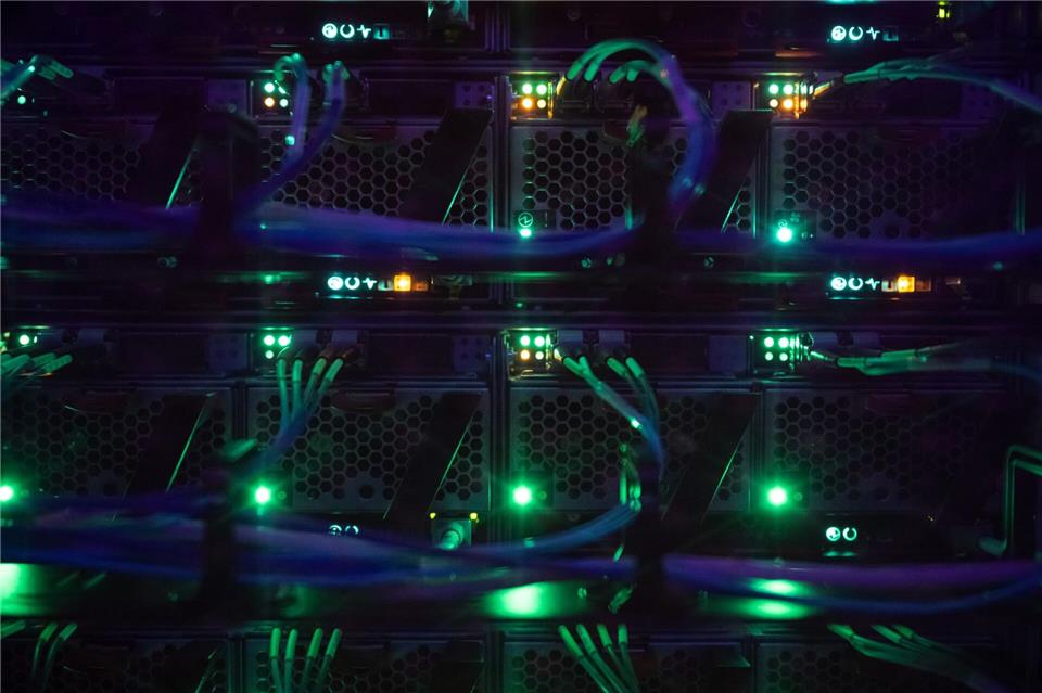 Rechenzentren speichern große Datenmengen und verarbeiten diese für verschiedene Anwendungen. (Symbolbild)Sebastian Gollnow/dpa