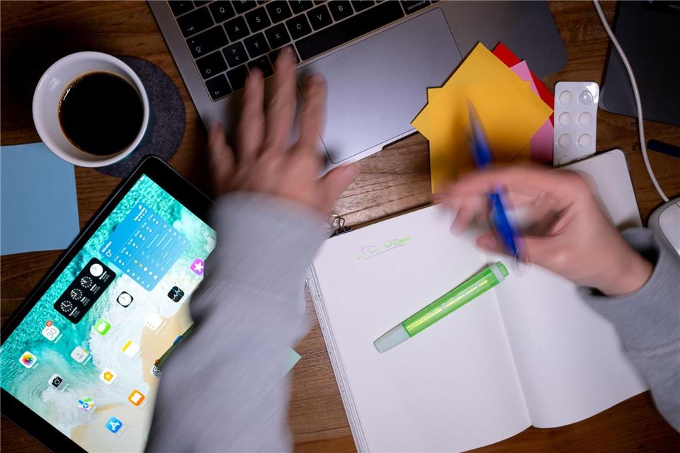 Rechnungen bezahlen, Bücher zurückgeben, Steuererklärung machen: Auch mit Hilfsmitteln gehen wichtige Aufgaben bei Menschen mit psychischen Erkrankungen im Alltag oft unter. Doch es gibt Hilfe.picture alliance/dpa