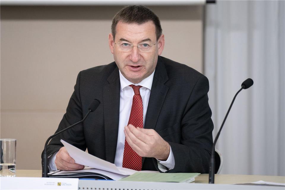 Rechnungshofpräsident Jens Michel mahnt den Freistaat Sachsen zu einer soliden Haushaltspolitik. Sebastian Kahnert/dpa