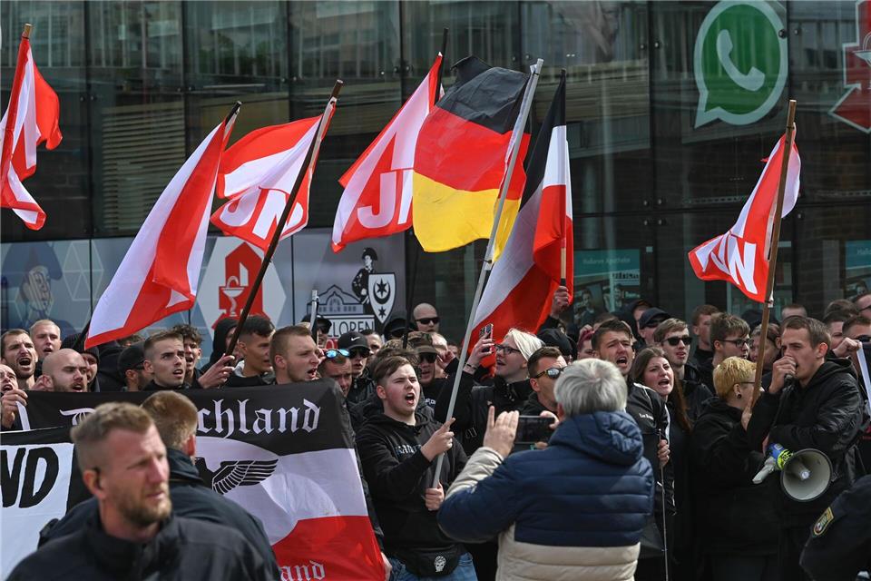 Rechte Gruppen rufen am Bahnhof zur Demo auf. (Archivbild)Heiko Rebsch/dpa