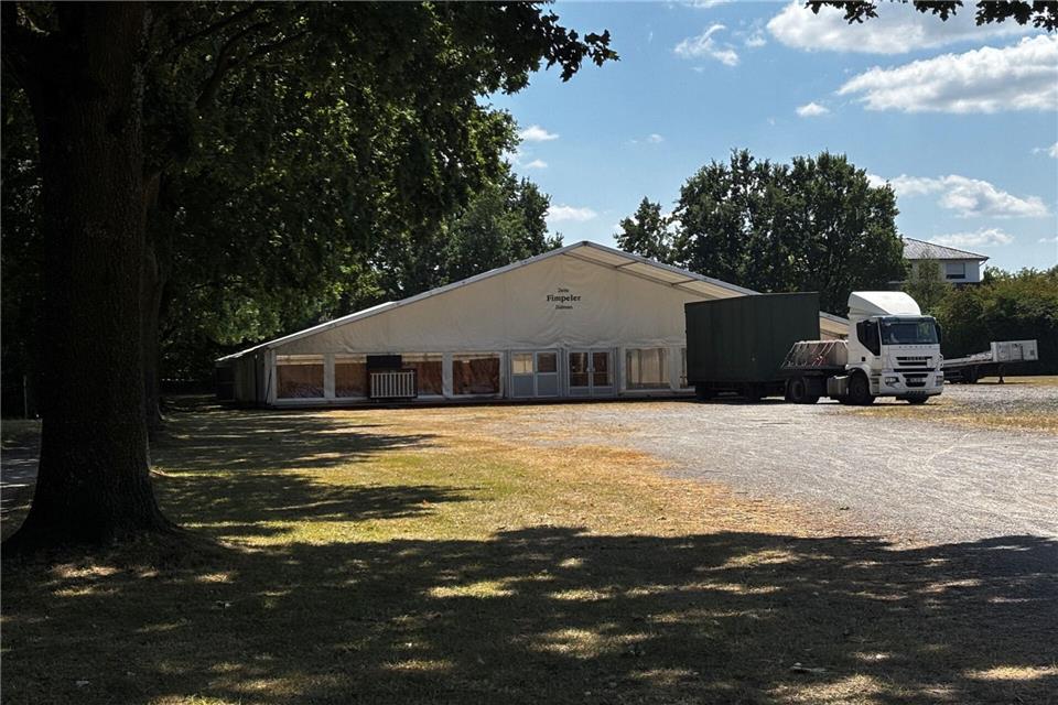 Rechts der Baumreihe sollen im kommenden Jahr Wohnmobilstellplätze zur Verfügung stehen. Weiter rechts werden 54 Parkplätze eingerichtet. Während der Schützenfeste auf dem Gelände können die Plätze nicht genutzt werden.
