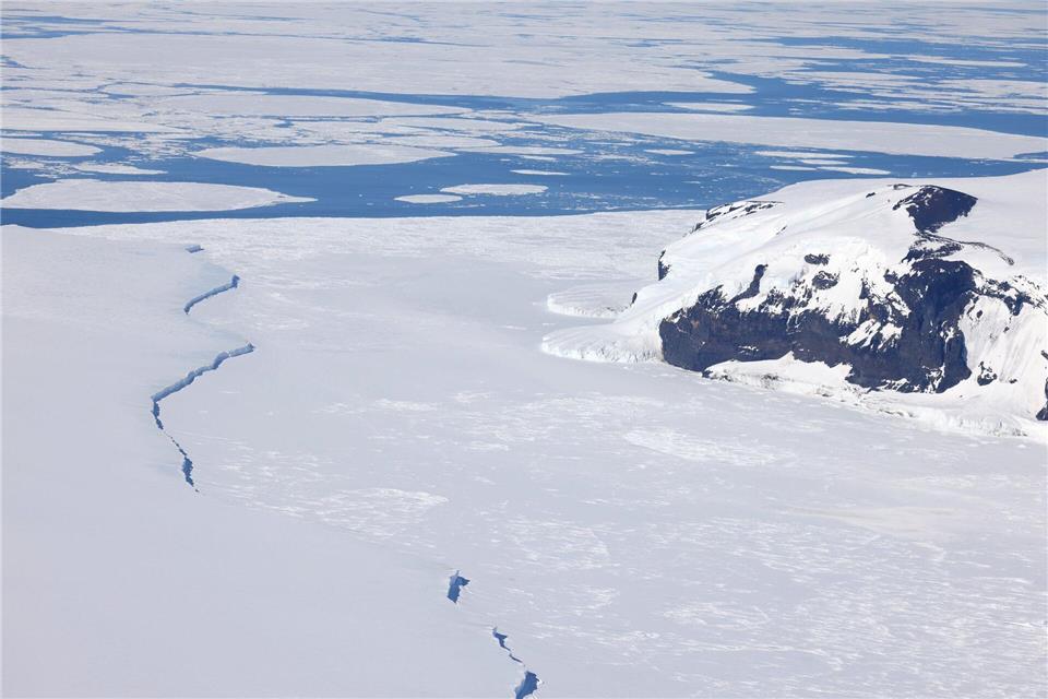 Rechts die Coulman-Insel, links der Eisberg, der sich auf dem Meeresboden festgesetzt hat. Der Eisberg könnte den Bruterfolg in einer der größten Kolonien der Welt deutlich beeinträchtigt haben. ---/Myeongho Seo/dpa