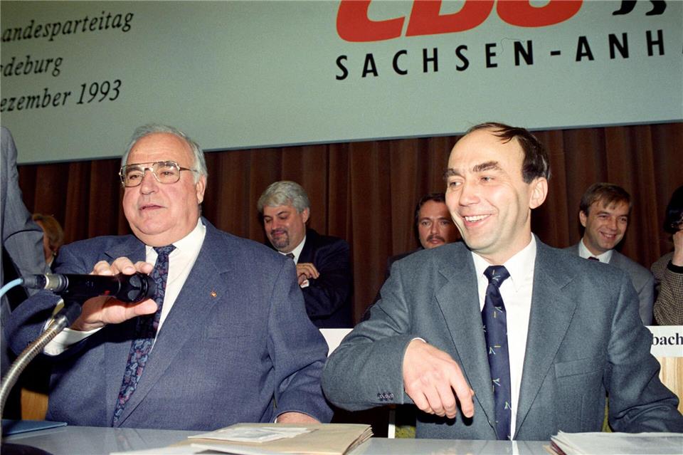 Rechts ist der Ministerpräsident von Dezember 1993 bis Juli 1994. (Archivbild)picture alliance / ZB
