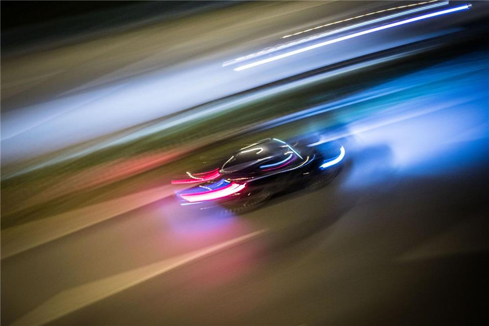 Rechts überholen ist fast nie erlaubt in Deutschland. (Symbolbild)Frank Rumpenhorst/dpa