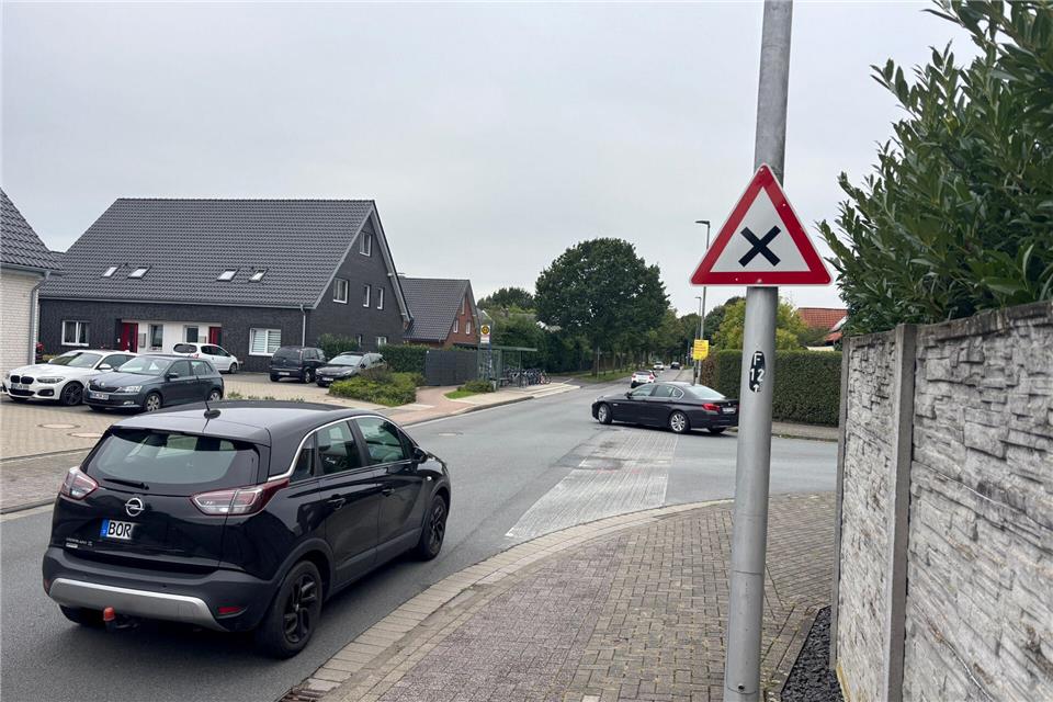Rechts vor links auf Neumühlenallee in Gemen überrascht Autofahrer Rechts vor links: In der Neumühlenallee gilt eine neue Vorfahrtsregelung. Die meisten Autofahrer übersehen die kleinen Schilder aber offenbar.