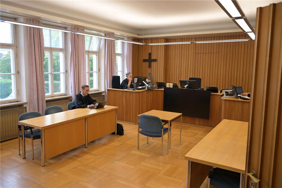 Rechtsanwalt Marcus Becker, der Verteidiger des angeklagten Ex-Bürgermeisters, wartete zunächst alleine im Gerichtssaal. Sein Mandant kam erst später nach.Malin Wunderlich/dpa