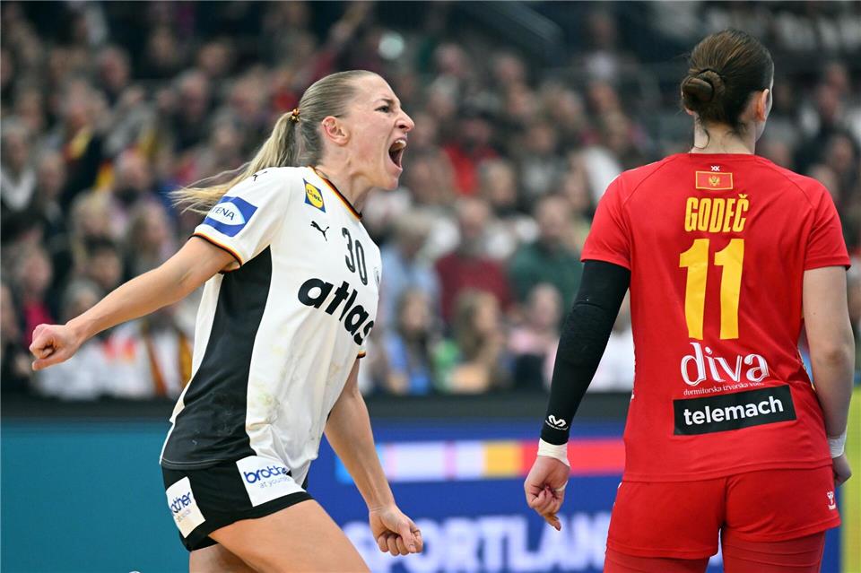 Rechtsaußen Jenny Behrend erzielt in der ersten Halbzeit vier Tore. Federico Gambarini/dpa