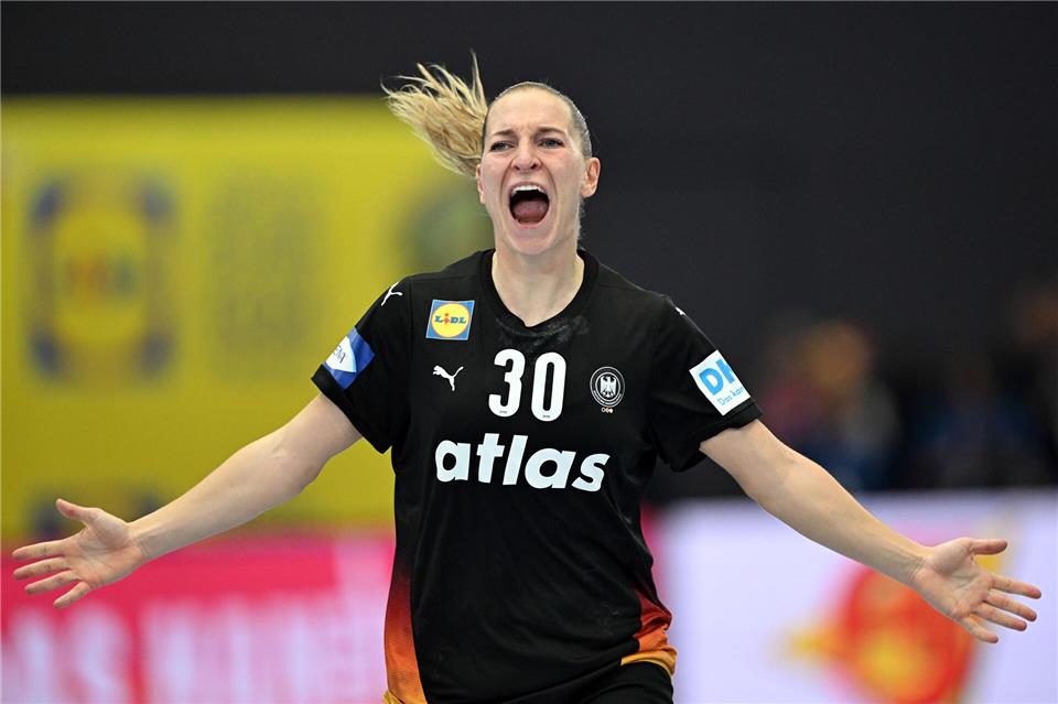 Rechtsaußen Jenny Behrend hofft auf die erste WM-Medaille ihrer Karriere.Federico Gambarini/dpa