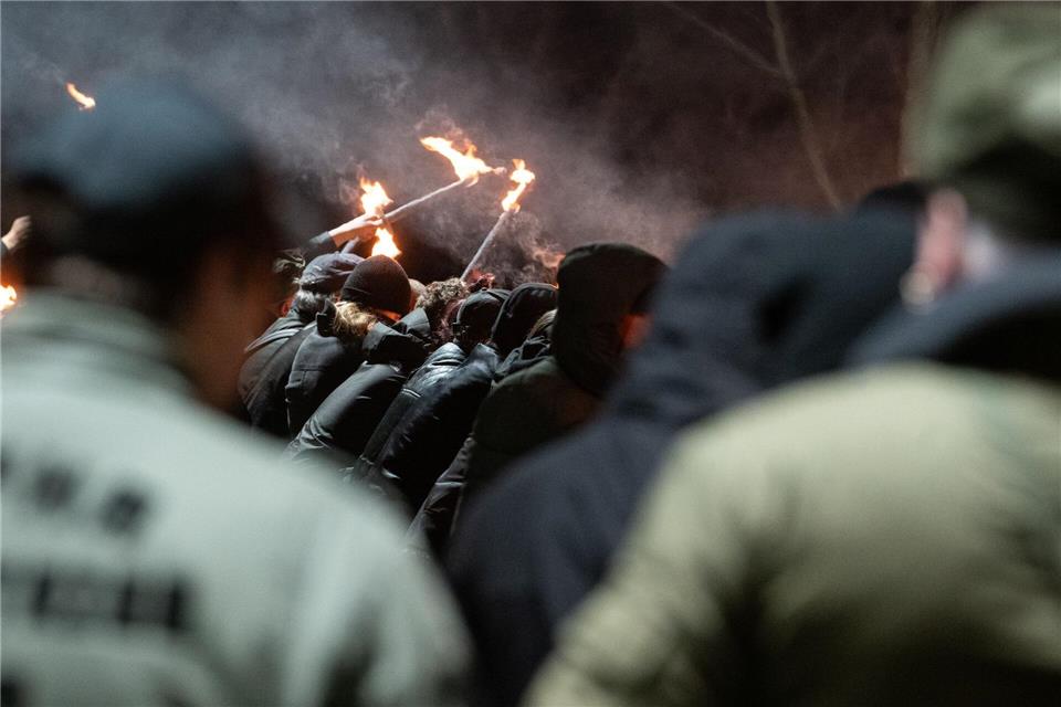 Rechtsextreme treffen sich im Netz und im realen Leben. (Archivbild) Marijan Murat/dpa