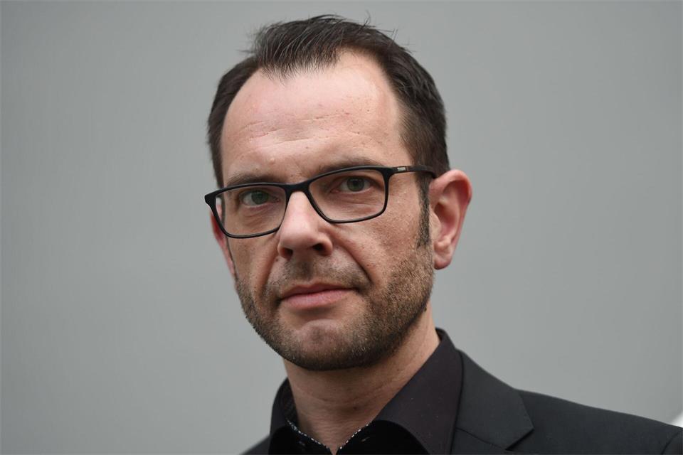 Rechtsextremismus und Demokratiefeindlichkeit machten nicht am Schultor halt, sagt der Politikwissenschaftler Reiner Becker. (Archivbild)Arne Dedert/dpa