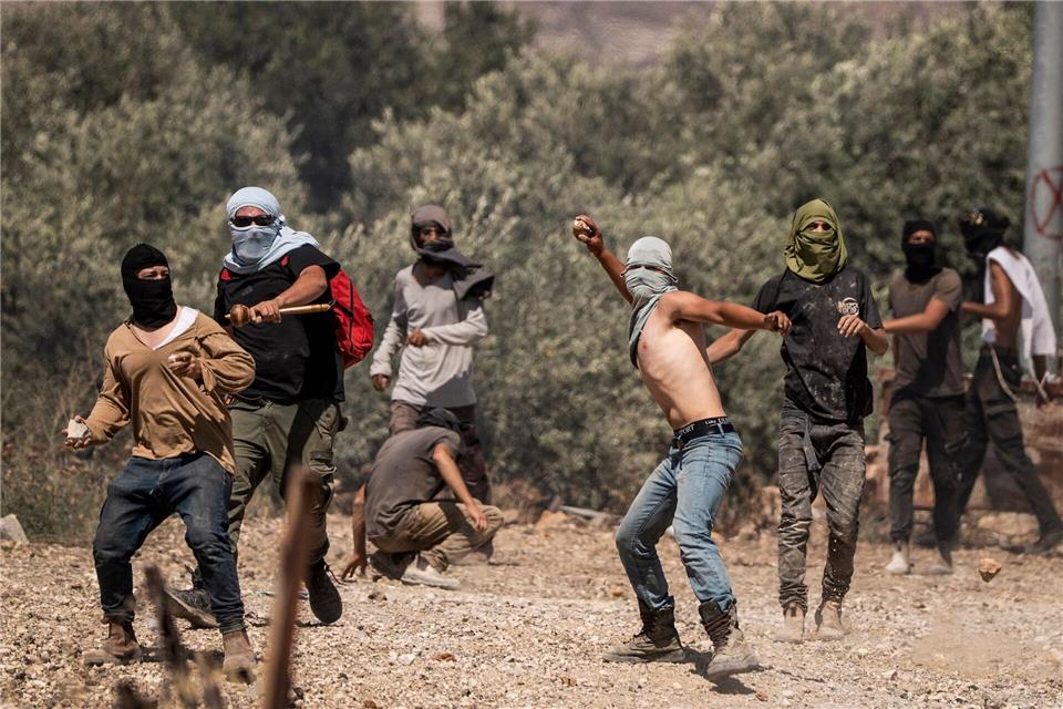 Rechtsgerichtete israelische Siedler greifen regelmäßig im Westjordanland Palästinenser an. (Archivbild)Ilia Yefimovich/dpa