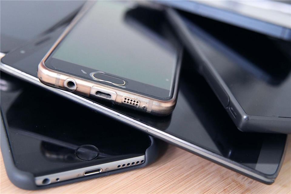 Recycling statt Schublade: Alte Smartphones und Akkus gehören nicht in den Hausmüll, sondern sollten fachgerecht entsorgt werden.Karolin Krämer/dpa-tmn