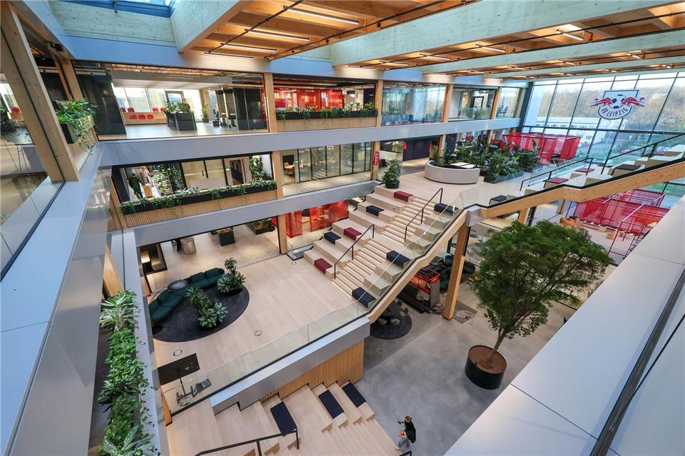 Red-Bull-Geschäftsführer Oliver Mintzlaff eröffnete die Geschäftsstelle. (Archivbild)Jan Woitas/dpa