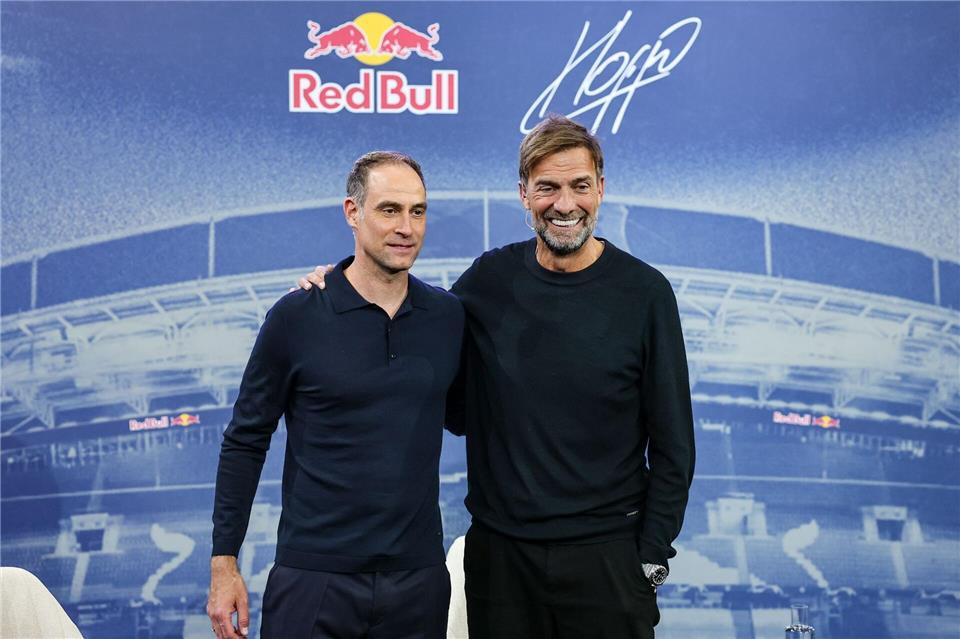 Red-Bull-Geschäftsführer Oliver Mintzlaff (l) dementiert eine vorzeitige Trennung von Fußball-Chef Jürgen Klopp. (Archivbild)Jan Woitas/dpa