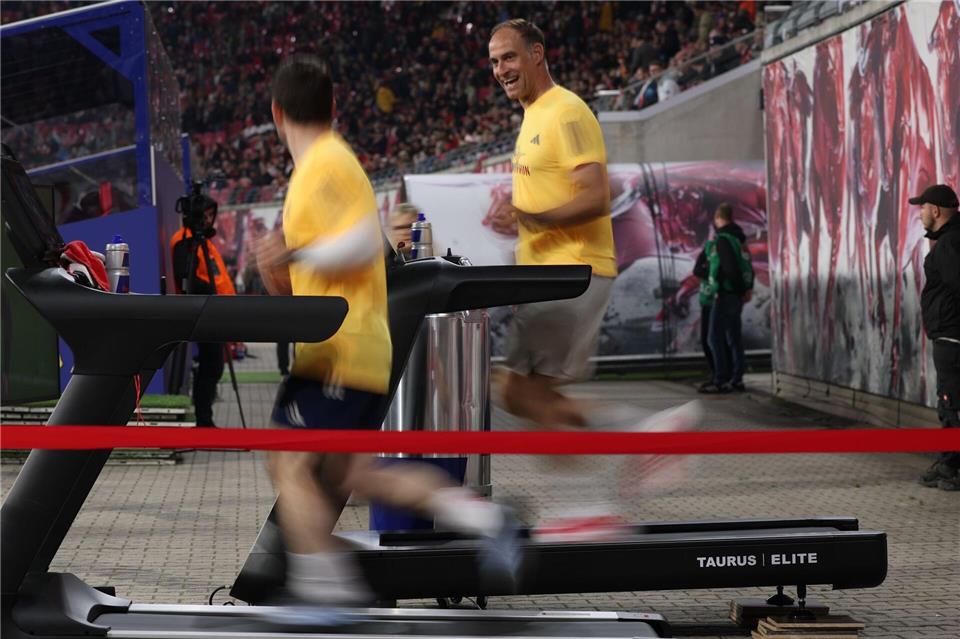 Red Bull-Geschäftsführer Oliver Mintzlaff läuft während der Partie für den guten Zweck. Jan Woitas/dpa