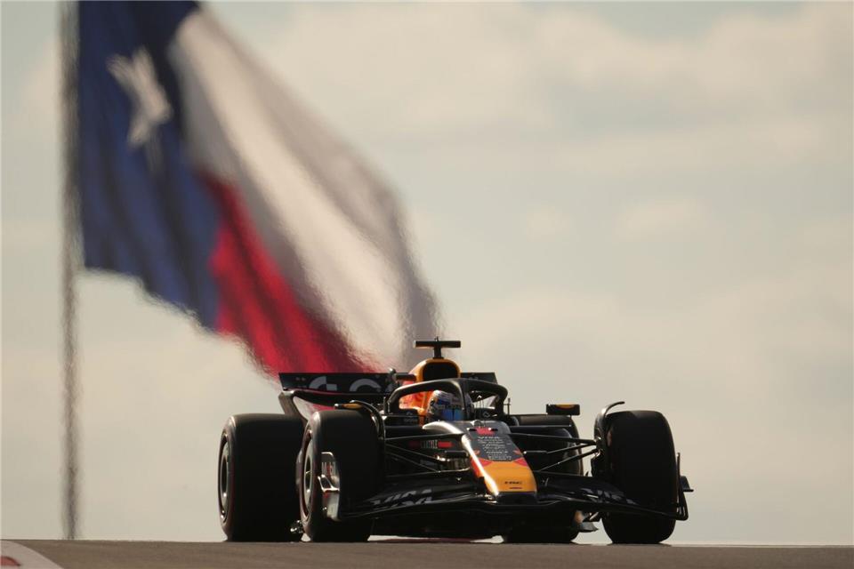 Bilder des Tages Red-Bull-Pilot Max Verstappen aus den Niederlanden steuert sein Auto während der Qualifikation zum Großen Preis der USA.Eric Gay/AP/dpa