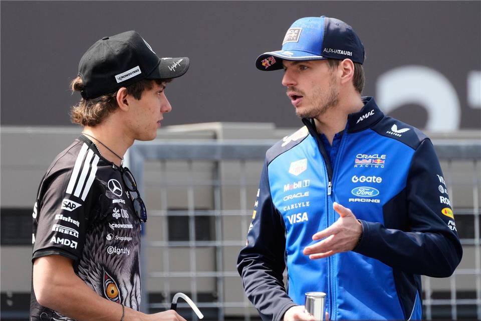 Red-Bull-Star Max Verstappen (r) fährt derzeit weit hinter Kimi Antonelli her.Eugene Hoshiko/AP/dpa