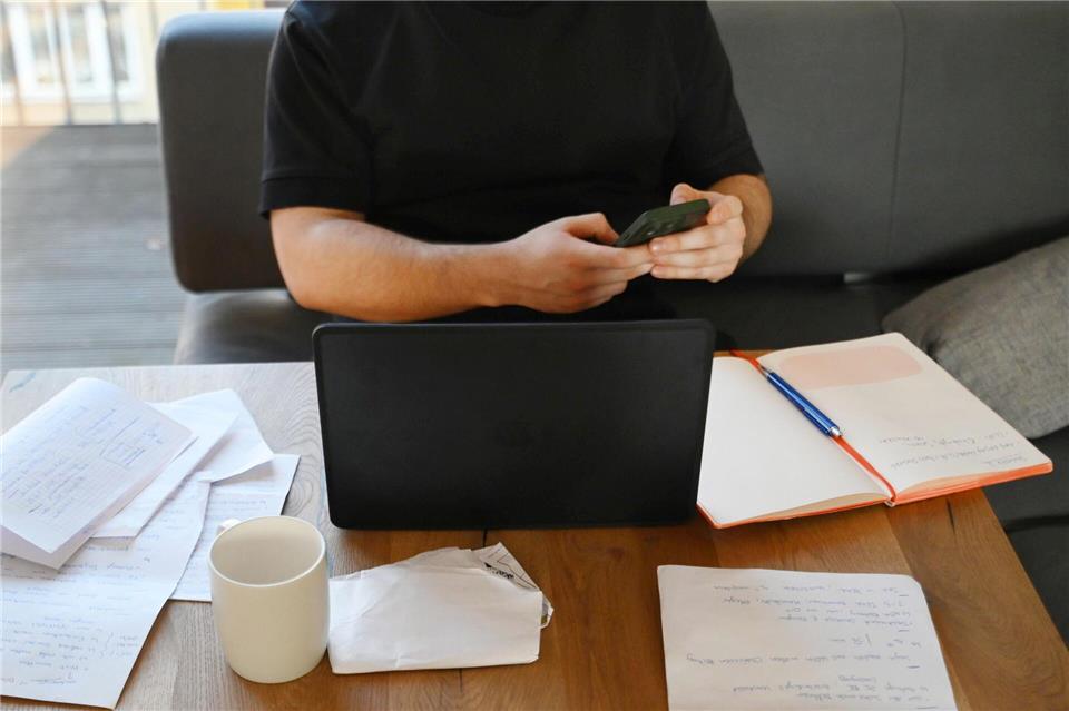 Red Flags bei der Jobsuche: Fehlende Gehaltsangaben oder schwammige Jobbeschreibungen können auf mangelnde Transparenz und Professionalität hinweisen Lea Winkler/dpa/dpa-tmn