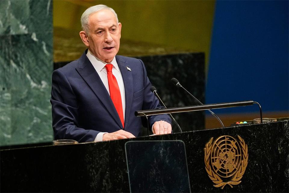 Rede vor lichten Reihen: Israels Ministerpräsident Netanjahu.Yuki Iwamura/AP/dpa