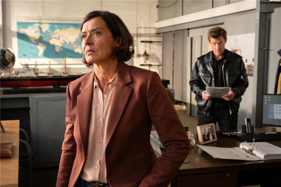 Reederei-Chefin Amke Wilhelmson (Ulrike Folkerts) wird von Henk Cassens (Maxim Mehmet) befragt - Szene aus dem ZDF-Krimi „Friesland - Schiffe schrotten“ (schon im Streamingportal, am 11.3. im Fernsehen).Michael Kötschau/ZDF/dpa