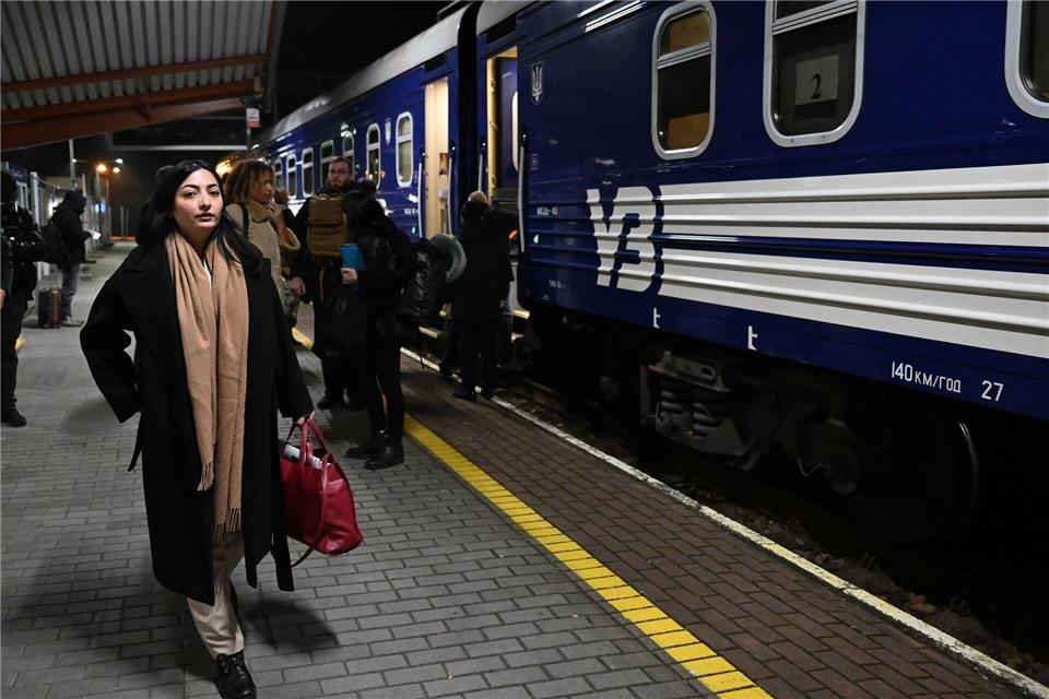 Reem Alabali Radovan (SPD), Bundesministerin für wirtschaftliche Zusammenarbeit und Entwicklung, steht auf ihrer Reise nach Kiew am Bahnsteig in Polen.Hendrik Schmidt/dpa