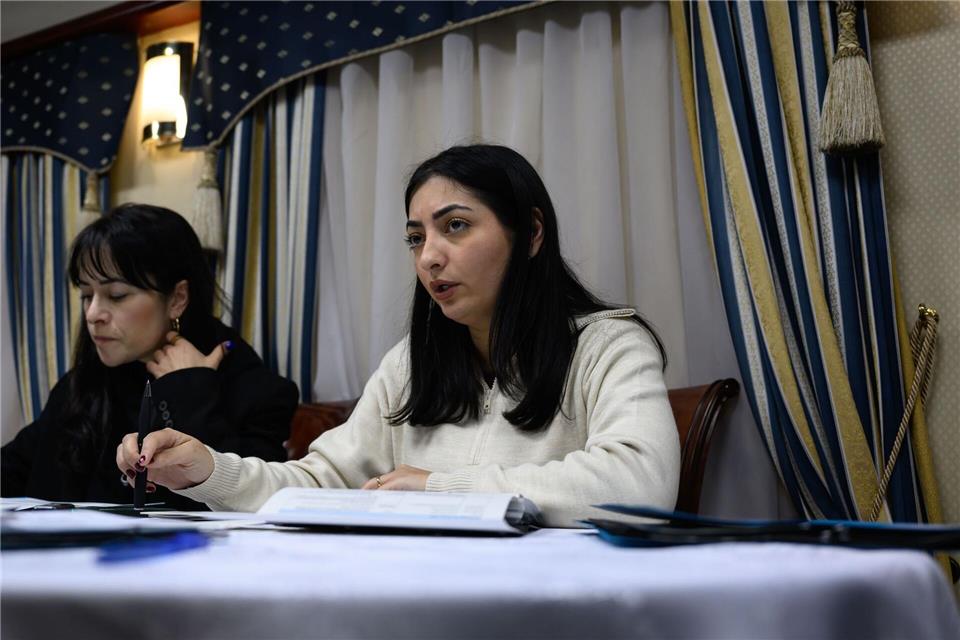 Deutsche Ukraine-Hilfe: Entwicklungsministerin in Kiew Reem Alabali Radovan (SPD, r), Bundesministerin für wirtschaftliche Zusammenarbeit und Entwicklung, und Pressesprecherin Aline Abboud besprechen im Zug nach Kiew das Reiseprogramm.Hendrik Schmidt/dpa