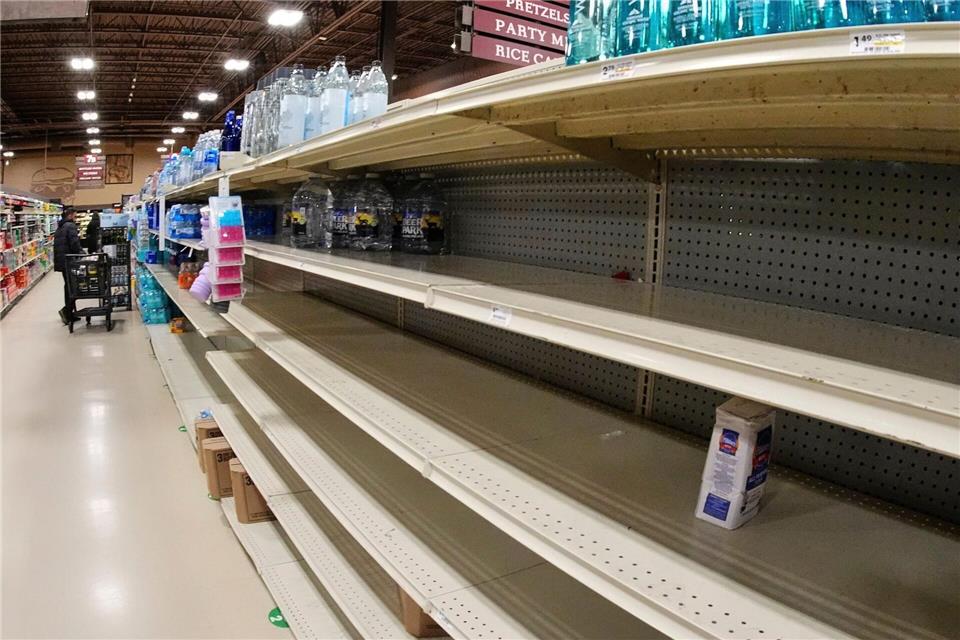 Regale sind in einem Markt in Pittsburgh vor einem Schneesturm leer.Gene J. Puskar/AP/dpa