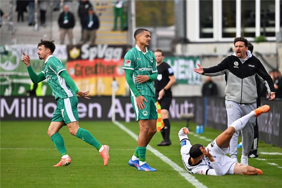 Höchste Saisonpleite: Fürth geht in Elversberg unter Regelkonform war Younes Ebnoutalib (am Boden) von den Fürthern kam zu stoppen.Harald Tittel/dpa
