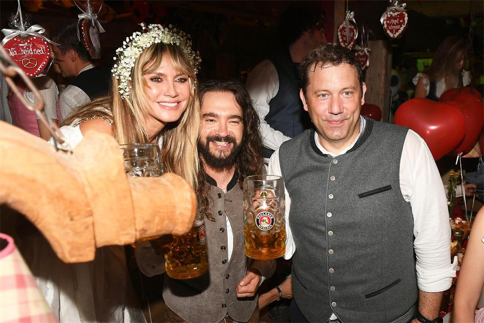 Regelmäßig feiern auf der Wiesn auch viele Prominente - im vergangenen Jahr zum Beispiel Heidi Klum, Tom Kaulitz und Lars Klingbeil (r).Felix Hörhager/dpa