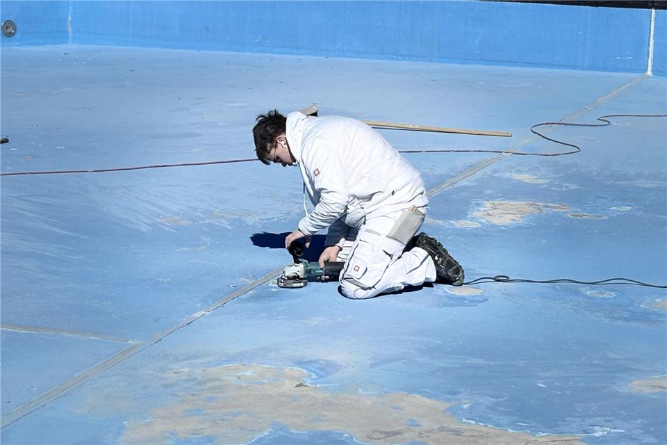 Regelmäßig müssen die Becken in den Freibädern gewartet und gestrichen werden, wie hier bei den jüngsten Auswinterungsarbeiten im April.